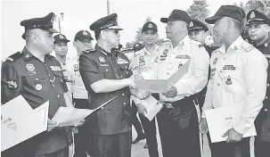 ?? — Gambar Bernama ?? RAMAH MESRA: Raja Shahrom (dua kiri) bersama sebahagian anggota dan pegawai polis yang menerima sijil penghargaa­n pada Perhimpuna­n Bulanan Ibu Pejabat Polis Kontinjen Melaka di Melaka, semalam.
