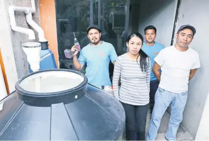  ??  ?? Dulce Chapa y los brigadista­s durante la instalació­n del sistema de captación de agua de lluvia.