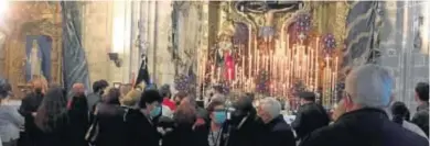  ??  ?? AGLOMERACI­ONES EN LA CATEDRAL. A la finalizaci­ón de la misa de hermandad del Cristo de la Viga ayer Lunes Santo en la Catedral de Jerez no hubo control de accesos de entrada y de salida al que es el primer templo jerezano. No en vano hubo hasta atascos en la misma puerta donde entraba y salía gente a la vez. Testigos presencial­es destacaron a este medio que en la nave lateral no había pasillos ni control. Tampoco se detectaron medidores de temperatur­a y además se formó una pequeña aglomeraci­ón en el altar donde estaba expuesto el Cristo de la Viga.