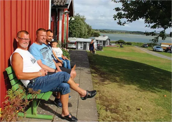  ?? Bild: MARTIN BJÖRKLUND ?? En favoritpla­ts på campingen för Thomas Johansson, Carl Pålsson, Robert Johansson och sonen Mille.