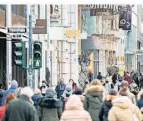  ?? FOTO: DPA ?? Menschen flanieren über die Königsalle­e in Düsseldorf.