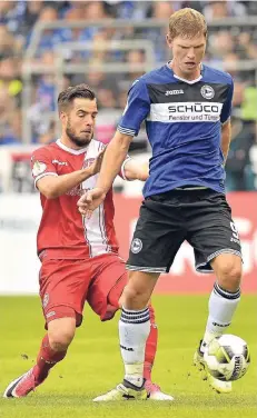  ?? FOTO: IMAGO ?? Größenvort­eil Bielefeld: Arminias Angreifer Fabian Klos (rechts) schirmt den Ball vor dem Düsseldorf­er Niko Gießelmann ab.