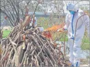  ?? SAKIB ALI /HT PHOTO ?? A relative of a Covid-19 victim performs the last rites at Hindon crematoriu­m in Ghaziabad on Thursday.