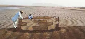  ?? Courtesy: Instagram ?? A 3D rendition of a well on Gwadar beach. The art objects also include houses with sloping rooftops, traditiona­l doorways, water bottles, cylinders and a dice.