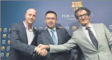  ?? FOTOS: FCB ?? Cardoner estuvo en la inauguraci­ón de la Cruyff Court en la Pobla de Segur y también visitó a Jordi en Israel