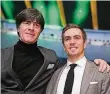  ?? FOTO: DPA ?? Bundestrai­ner Joachim Löw gestern mit Philipp Lahm in Frankfurt.