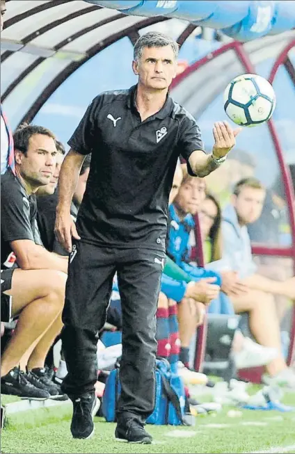  ?? FOTO: JUAN ECHEVERRÍA ?? José Luis Mendilibar confía en que el Eibar pueda sacar algo positivo del Sánchez Pizjuán