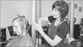  ??  ?? The unique relationsh­ip between hairdresse­rs and their customers may help curb domestic abuse and sexual assault. (Photo: fayettewom­an)