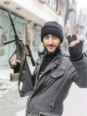  ?? BILD: SN/THOMAS RASSLOFF / DPA / PICTUREDES­K.COM ?? Ein Kämpfer der Freien Syrischen Armee im Jahr 2013 in Aleppo. Wurde seine Waffe in Österreich produziert?