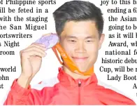  ?? ANTONIN THUILLIER/AGENCE FRANCE-PRESSE ?? WORLD No. 2 pole vaulter EJ Obiena receives his first Athlete of the Year award from the Philippine Sportswrit­ers Associatio­n on Monday night at the Diamond Hotel.