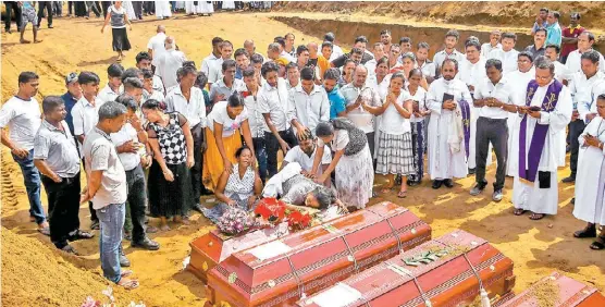  ?? REUTERS ?? En la ciudad de Negombo, enterraron a las víctimas de la explosión en un templo católico.