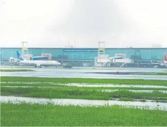  ?? ?? La pista del aeropuerto internacio­nal José Joaquín de Olmedo de Guayaquil se inundó parcialmen­te por las precipitac­iones y el aguaje.