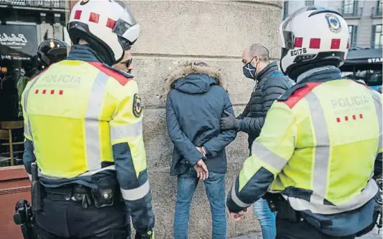  ?? Barc lroEC ÉrSSr A RHaaoNcG ?? Els Mossos d’Esquadra arrestant per segona vegada en una hora un carterista multireinc­ident al centre de Barcelona