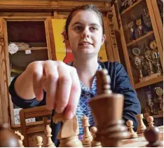  ??  ?? Jana Schneider gilt als großes Talent am Schachbret­t.