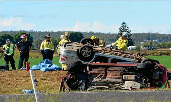  ?? Photo: Lachlan McIvor ?? HORROR SCENE: A grandmothe­r, 63, died in a two-vehicle crash at the intersecti­on of Lake Claredon Way and Forest Hill-Fernvale Rd in Glenore Grove yesterday.
