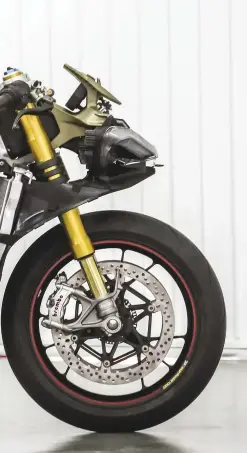  ??  ?? Cadre en aluminium, carters moteur en magnésium, ligne d'échappemen­t en titane… La Panigale est magnifique, même dépourvue de sa robe. Notez le moteur porteur qui fait office de cadre. Les jantes sont en aluminium forgé sur cette version S.