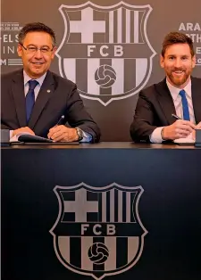  ?? REUTERS ?? Il presidente del Barcellona Bartomeu, 54 anni, con Messi, 30