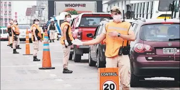  ?? FOTOS: JUAN OBREGON ?? RETENES. El gobierno porteño clausurará accesos de la General Paz y se retendrán los vehículos sin permiso. Pese a que el transporte público se reserva a los esenciales, no bloquearán las SUBE.