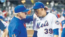  ?? Robert Sabo ?? DOUBLE DUTY: Mets manager Buck Showalter congratula­tes Edwin Diaz after the closer recorded a six-out save.
