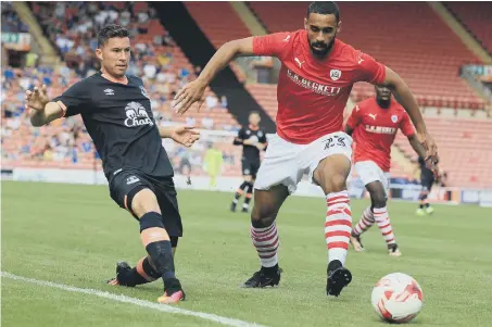  ??  ?? Everton defender Bryan Oviedo (right) tries to halt Stefan Payne in Saturday’s 3-0 friendly victory over Barnsley at Oakwell