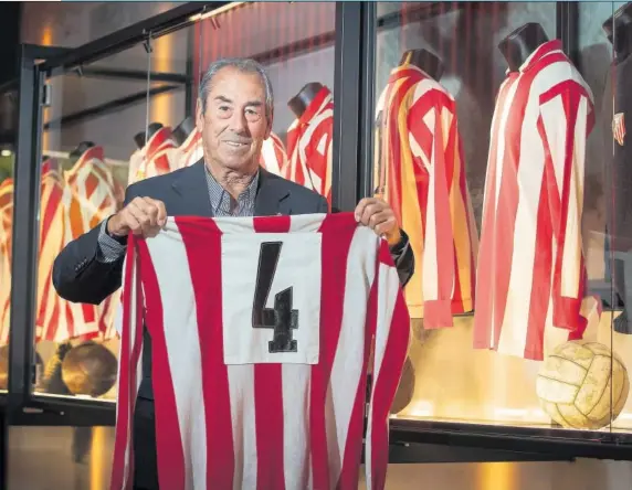  ?? ?? Adelardo posa con su camiseta, la del 4, en el Museo del Atlético.