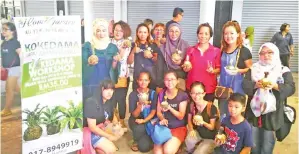  ??  ?? NORHANA (berdiri, kiri) bersama sebahagian peserta yang menyertai Bengkel Kokedama di Sandakan baru-baru ini.