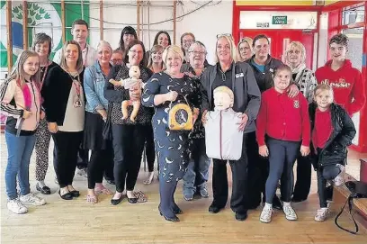  ??  ?? Shopworker­s from Hirwaun helped to raise enough money to buy a defibrilla­tor for Hirwaun Primary School