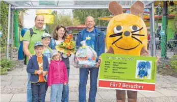  ?? FOTO: SPIELELAND ?? Familie Bühler freut sich über die Geschenke von Carlo Horn und der Maus.