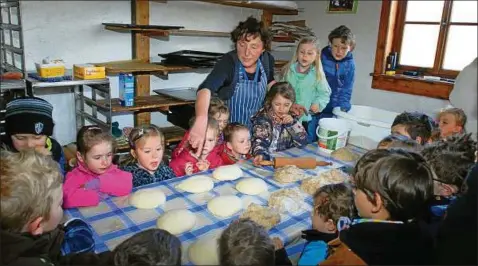  ??  ?? Ein köstlicher Duft hüllte gestern das Backhaus am Schönauer Hörselberg­museum ein. Dies lockte die aufgeweckt­en Kindern aus der Kindertage­sstätte „Hörselberg­zwerge“herbei. Die Vereinsvor­sitzende Christina Reißig zeigte den Steppkes, wie sich Teig in...