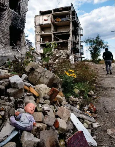  ?? ALBERTO ROJAS ?? Escombros con un muñeco en la ciudad ucraniana de Izium, liberada de las tropas rusas.