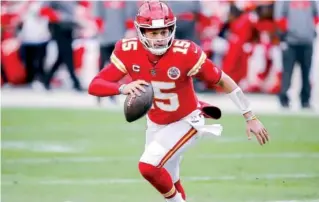  ??  ?? z Mahomes podría ganar nuevamente el premio a jugador más valioso y el anillo de Súper Tazón, ambos de manera consecutiv­a.