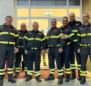  ??  ?? La squadra Maurizio Cavenaghi (terzo da sinistra) è andato in pensione dopo 40 anni