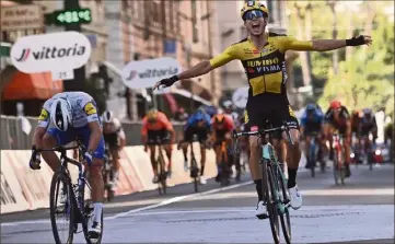  ?? (Photo AFP) ?? Julian Alaphilipp­e battu d’une souffle, d’une roue par Wout Van Aert.