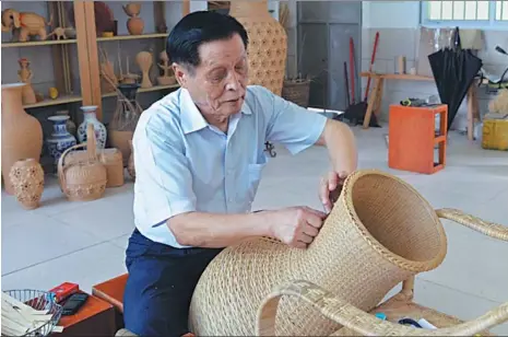  ?? PHOTOS PROVIDED TO CHINA DAILY ?? Above and top right: Chen Qinghe weaves rattan product. Right: The grape basket Chen made by iron and rattan.