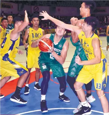  ?? SUNSTAR FILE/ARNI ACLAO ?? BIG GAME AHEAD. Jerome Napao (center) and the rest of the UV Green Lancers will try and carry the team to another title when they face the UC Webmasters in the best-ofthree finals.