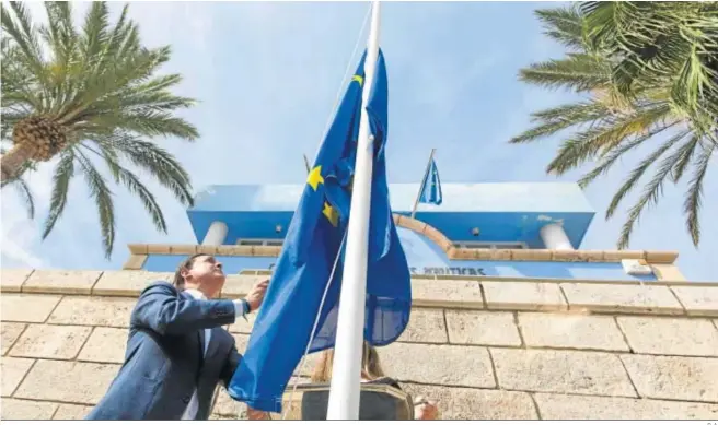  ?? D. A. ?? El presidente de Diputación, Javier A. García, iza la Bandera de Europa en una imagen de archivo.