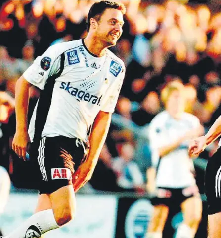  ??  ?? FEIRER: Christian Flindt Bjerg (til høyre) sammen med Bent Inge Johnsen etter en scoring mot Rosenborg.