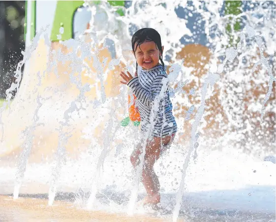  ?? Picture: JASON O'BRIEN ?? Elsie Allen, 3, from Ashmore cools down in the rockpools at Broadwater Parklands.