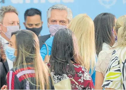  ??  ?? Juntos. Tal vez una de las últimas fotos de Alberto Fernández con Marcelo Losardo, de espaldas.