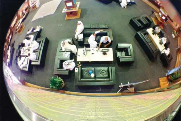  ?? Reuters ?? ±
Investors work on the floor of the Dubai Financial Market in Dubai.