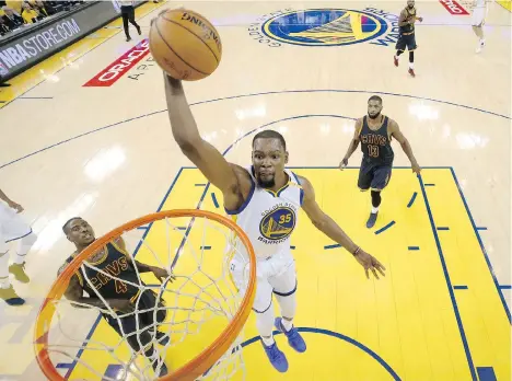  ?? EZRA SHAW/GETTY IMAGES ?? Golden State Warriors forward Kevin Durant dunks against the Cleveland Cavaliers on Thursday night in Oakland, Calif.