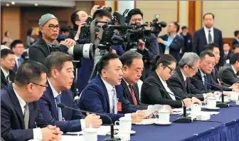  ?? WANG ZHUANGFEI / CHINA DAILY ?? A total of 225 reporters from 102 domestic and overseas media outlets cover the Guangdong delegation’s open panel discussion during the ongoing second session of the 14th National People’s Congress on Thursday.