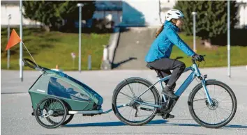  ?? Foto: Luka Gorjup, dpa ?? Fahrradanh­änger werden immer beliebter. Doch worauf muss man achten?