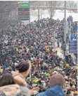  ?? ?? Polizisten beobachten die trauernde Menschenma­ssen in Moskau.