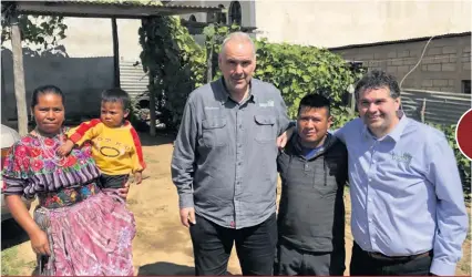  ??  ?? Berchmans (au centre) et Pascal Lecault (à droite) vont régulièrem­ent voir leurs travailleu­rs au Guatemala. Ils sont ici en compagnie d’Irad et de sa famille, un chef d’équipe qui revient à la ferme depuis 15 ans.