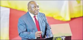  ?? ?? UKHWELE wadilika umengameli wezwe uumnuz Cyril Ramaphosa, kumholi weda emsola ngokubandl­ula Isithombe:fikile MARAKALLA/GCIS