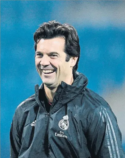  ?? FOTO: EFE ?? Santiago Solari está más cerca de seguir al frente del primer equipo que de regresar al Castilla