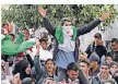  ?? FOTO: DPA ?? Studenten in Algerien protestier­en gegen Präsident Bouteflika.