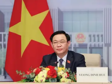  ?? VNA/CVN ?? Le président de l’AN du Vietnam, Vuong Dinh Huê, lors de son entretien en ligne avec le président du Comité permanent de l’Assemblée populaire nationale de Chine, Zhao Leji, le 27 mars.