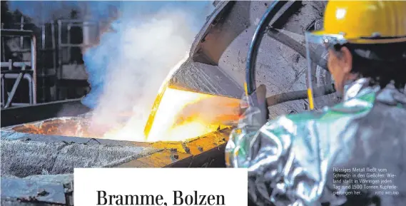  ?? FOTO: WIELAND ?? Flüssiges Metall fließt vom Schmelz- in den Gießofen: Wieland stellt in Vöhringen jeden Tag rund 1500 Tonnen Kupferlegi­erungen her.